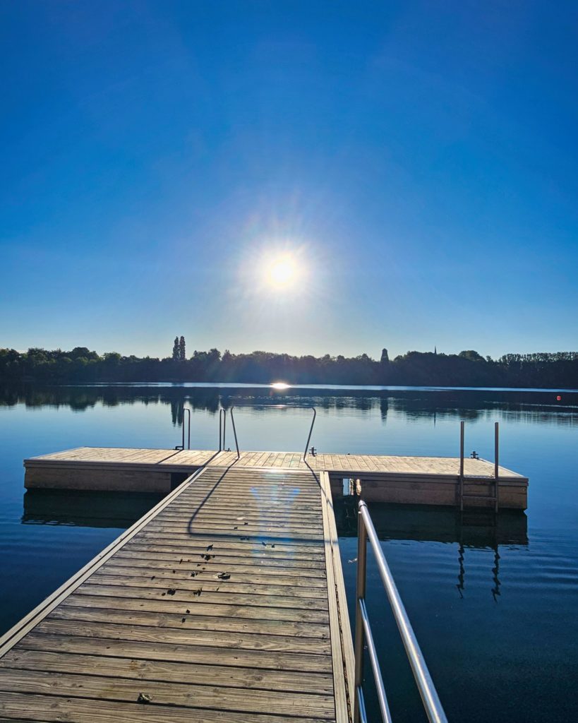 Ein Steg im Kreidesee in Hemmoor