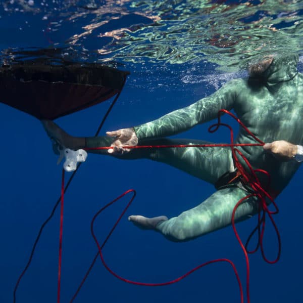 Octopus Freediving Rolensystem unter einer Boje mit Freediving Seil Taucher Zieht Grundgewicht hoch