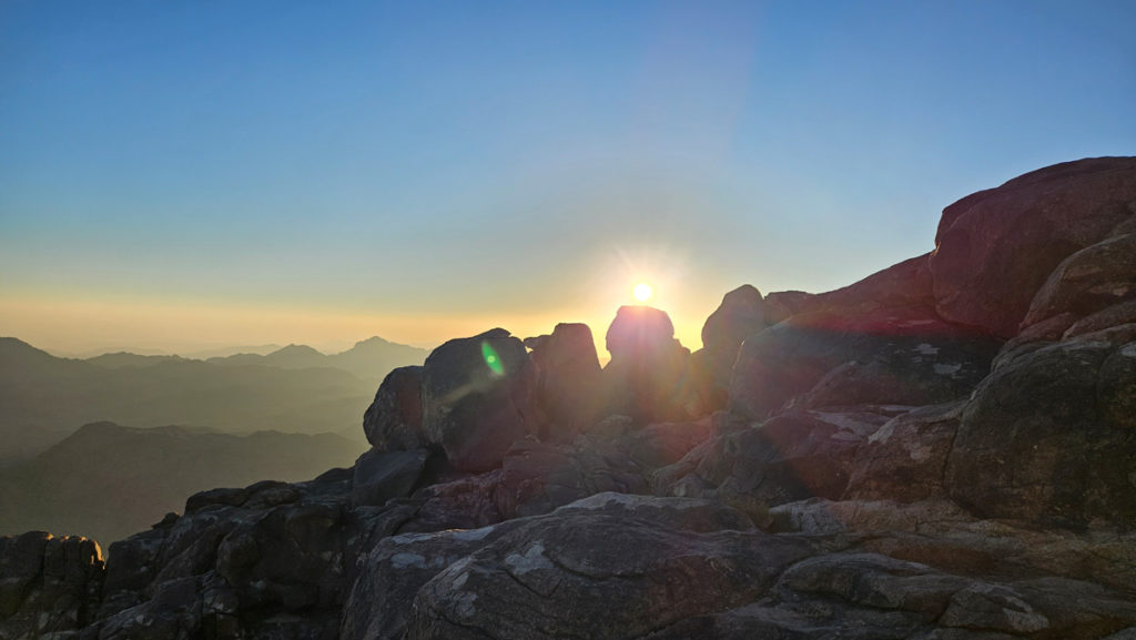 Dahab-Ägypten-Wandern-durch-die-Wüste-zum-Sonnenuntergang-auf-Mount-Sinai