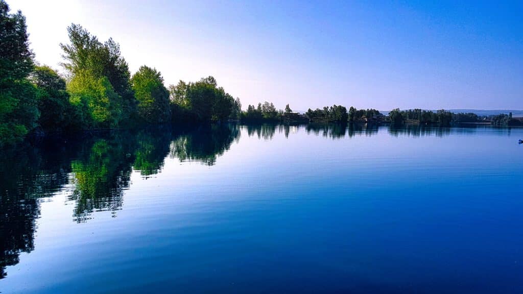 Der Sundhäuser See in Nordhausen flach im Sommer