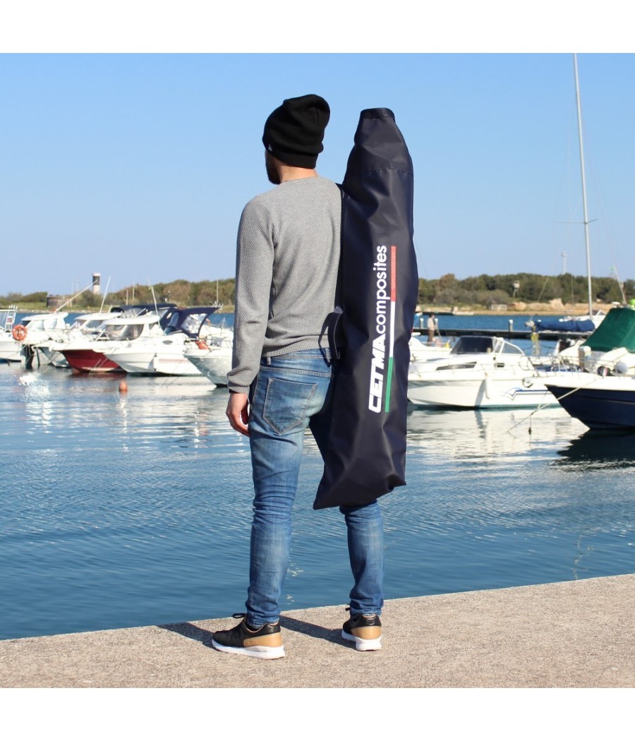 CETMA Flossentasche Schwarz wird von Taucher getragen